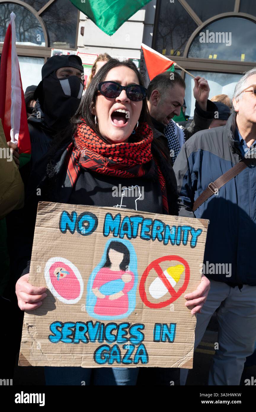Am 15. März 2025 marschierten Tausende von Menschen durch Zentral-London zur Unterstützung Palästinas und forderten ein Waffenembargo. Stockfoto