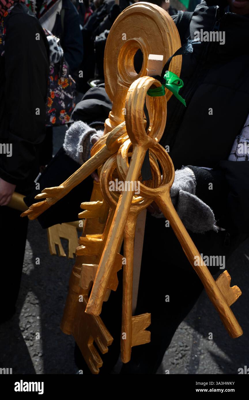 Am 15. März 2025 marschierten Tausende von Menschen durch Zentral-London zur Unterstützung Palästinas und forderten ein Waffenembargo. Stockfoto