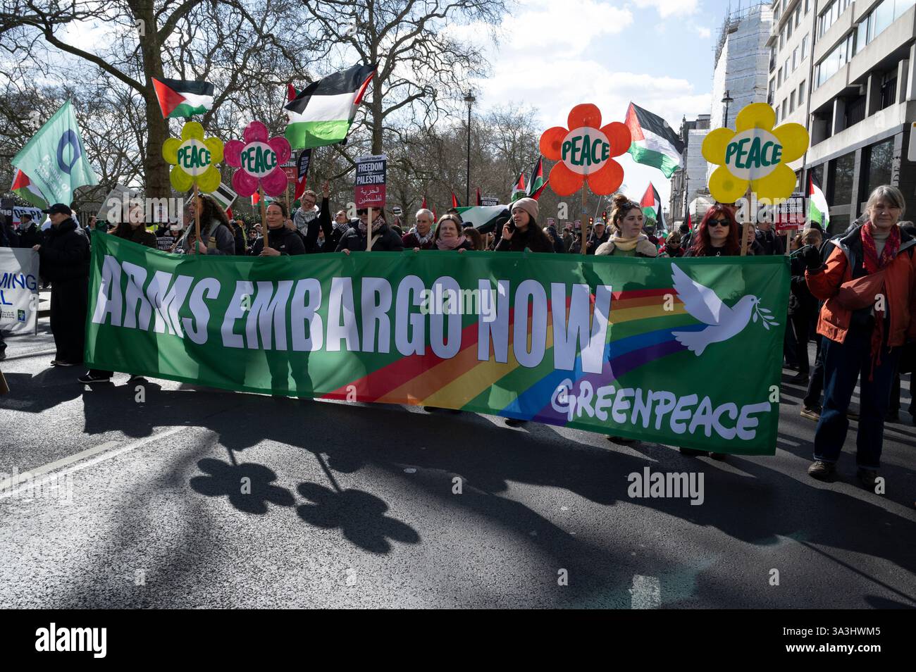 Am 15. März 2025 marschierten Tausende von Menschen durch Zentral-London zur Unterstützung Palästinas und forderten ein Waffenembargo. Stockfoto