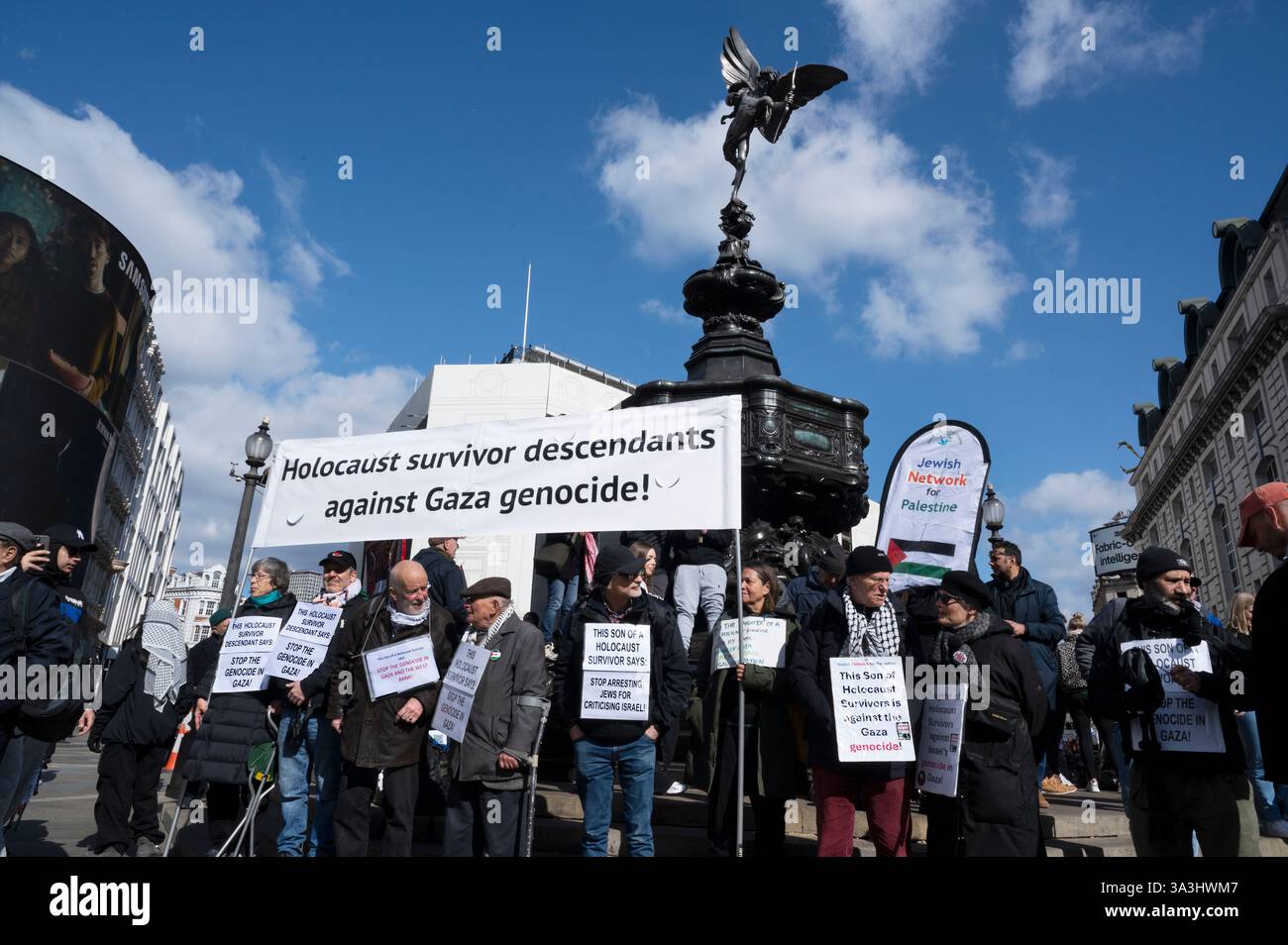 Am 15. März 2025 marschierten Tausende von Menschen durch Zentral-London zur Unterstützung Palästinas und forderten ein Waffenembargo. Stockfoto