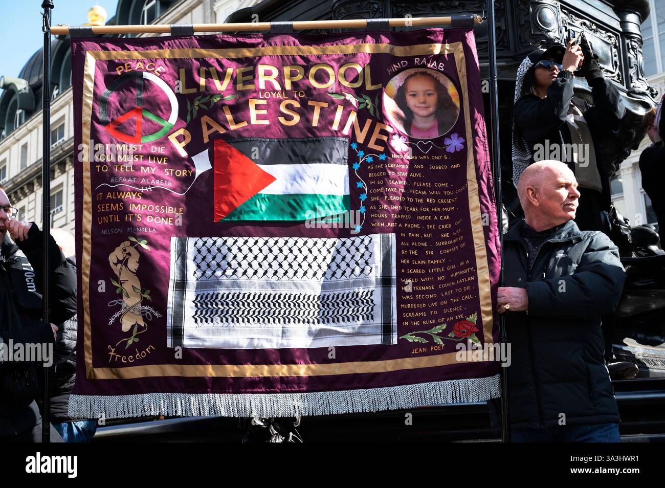 Am 15. März 2025 marschierten Tausende von Menschen durch Zentral-London zur Unterstützung Palästinas und forderten ein Waffenembargo. Stockfoto
