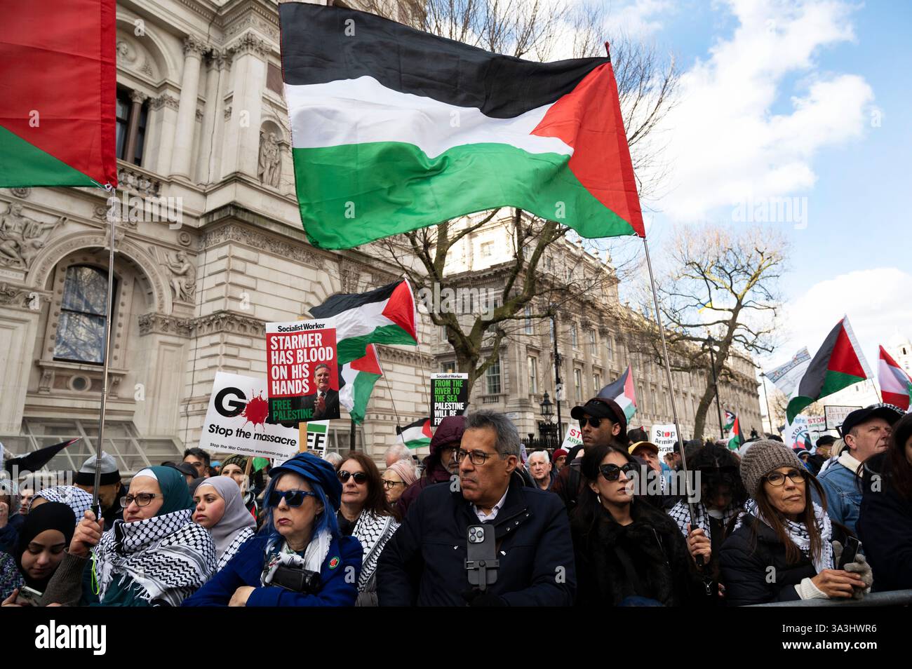Am 15. März 2025 marschierten Tausende von Menschen durch Zentral-London zur Unterstützung Palästinas und forderten ein Waffenembargo. Stockfoto