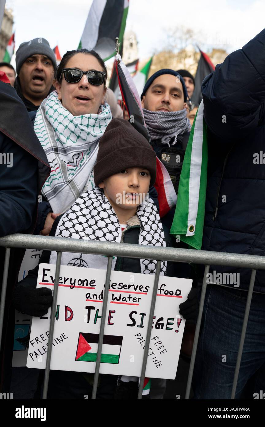 Am 15. März 2025 marschierten Tausende von Menschen durch Zentral-London zur Unterstützung Palästinas und forderten ein Waffenembargo. Stockfoto