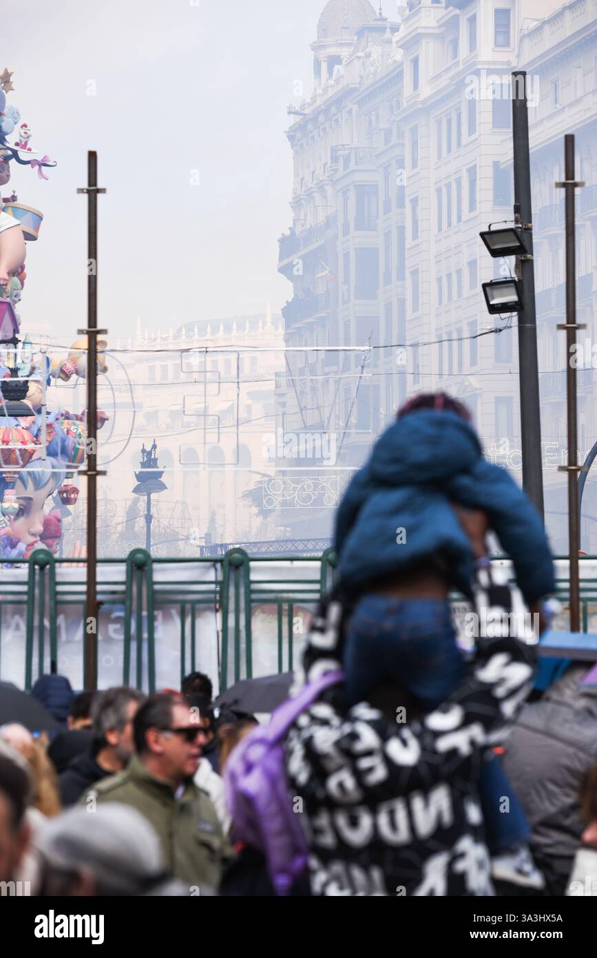 Valencia, Spanien - 16. März 2025. Die Mascletá ist eine der wichtigsten Veranstaltungen von Las Fallas. Auf der Plaza del Ayuntamiento wird ein Feuerwerk geschossen, das Rauch in der Luft hinterlässt und tausende von Menschen mitgeholfen haben. Nach der Veranstaltung reinigen die Arbeiter des Feuerwerkbetriebs den Ort. Quelle: Roberto Arosio/ Alamy Live News Stockfoto