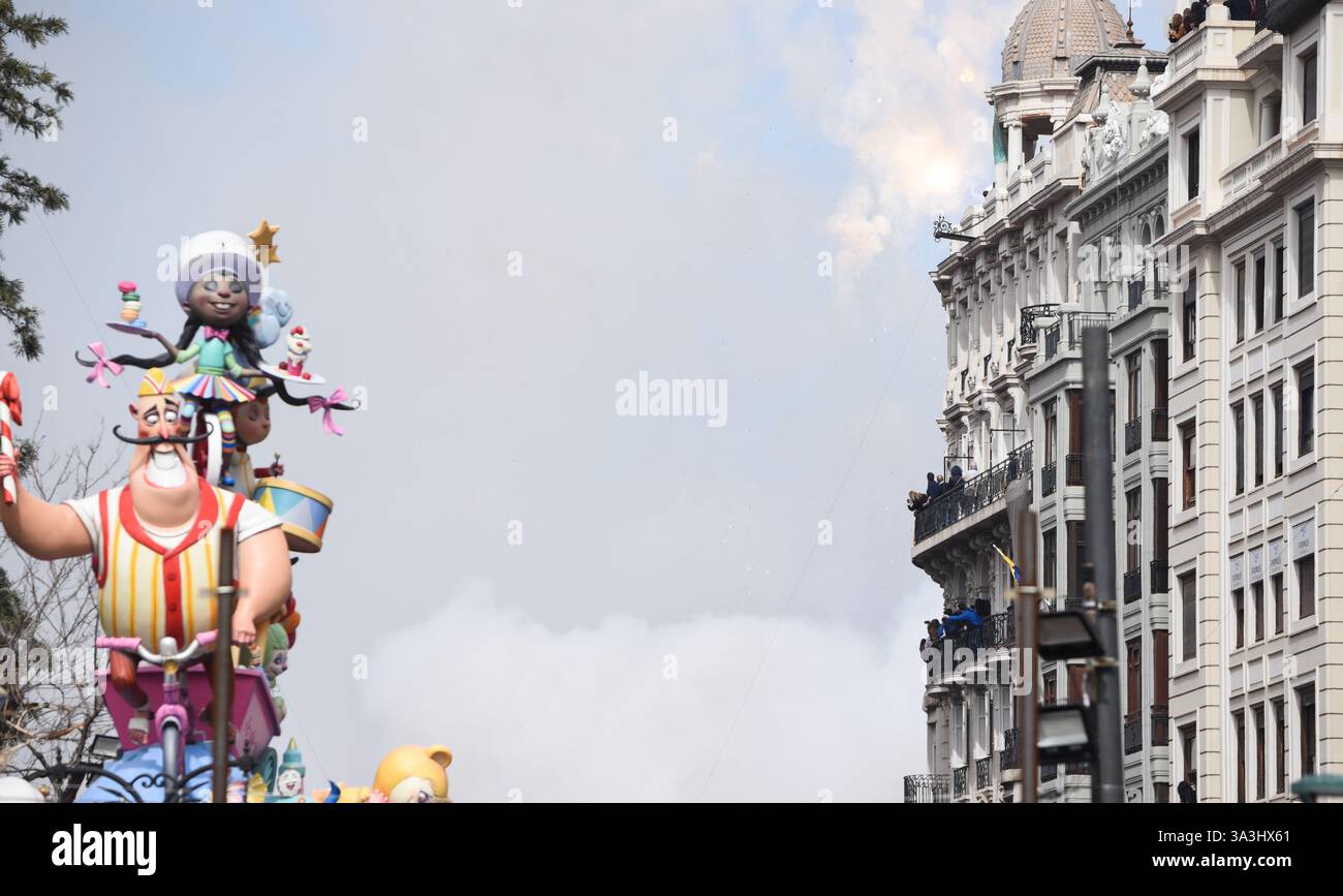 Valencia, Spanien - 16. März 2025. Die Mascletá ist eine der wichtigsten Veranstaltungen von Las Fallas. Auf der Plaza del Ayuntamiento wird ein Feuerwerk geschossen, das Rauch in der Luft hinterlässt und tausende von Menschen mitgeholfen haben. Nach der Veranstaltung reinigen die Arbeiter des Feuerwerkbetriebs den Ort. Quelle: Roberto Arosio/ Alamy Live News Stockfoto