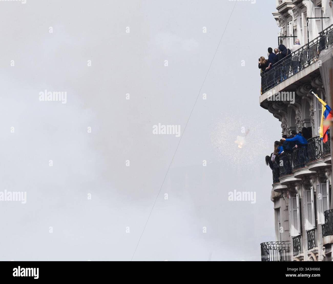 Valencia, Spanien - 16. März 2025. Die Mascletá ist eine der wichtigsten Veranstaltungen von Las Fallas. Auf der Plaza del Ayuntamiento wird ein Feuerwerk geschossen, das Rauch in der Luft hinterlässt und tausende von Menschen mitgeholfen haben. Nach der Veranstaltung reinigen die Arbeiter des Feuerwerkbetriebs den Ort. Quelle: Roberto Arosio/ Alamy Live News Stockfoto