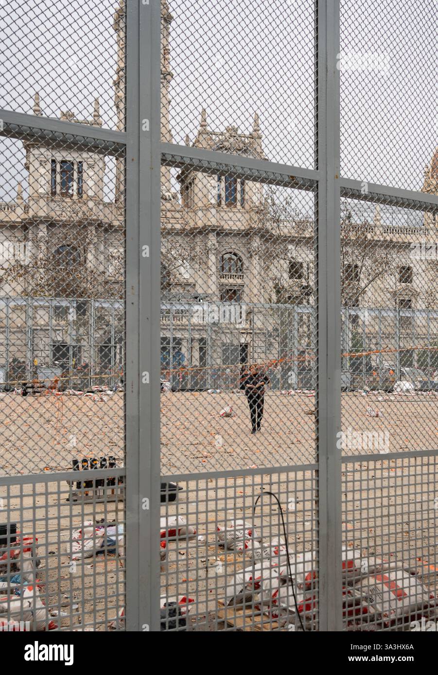Valencia, Spanien - 16. März 2025. Die Mascletá ist eine der wichtigsten Veranstaltungen von Las Fallas. Auf der Plaza del Ayuntamiento wird ein Feuerwerk geschossen, das Rauch in der Luft hinterlässt und tausende von Menschen mitgeholfen haben. Nach der Veranstaltung reinigen die Arbeiter des Feuerwerkbetriebs den Ort. Stockfoto