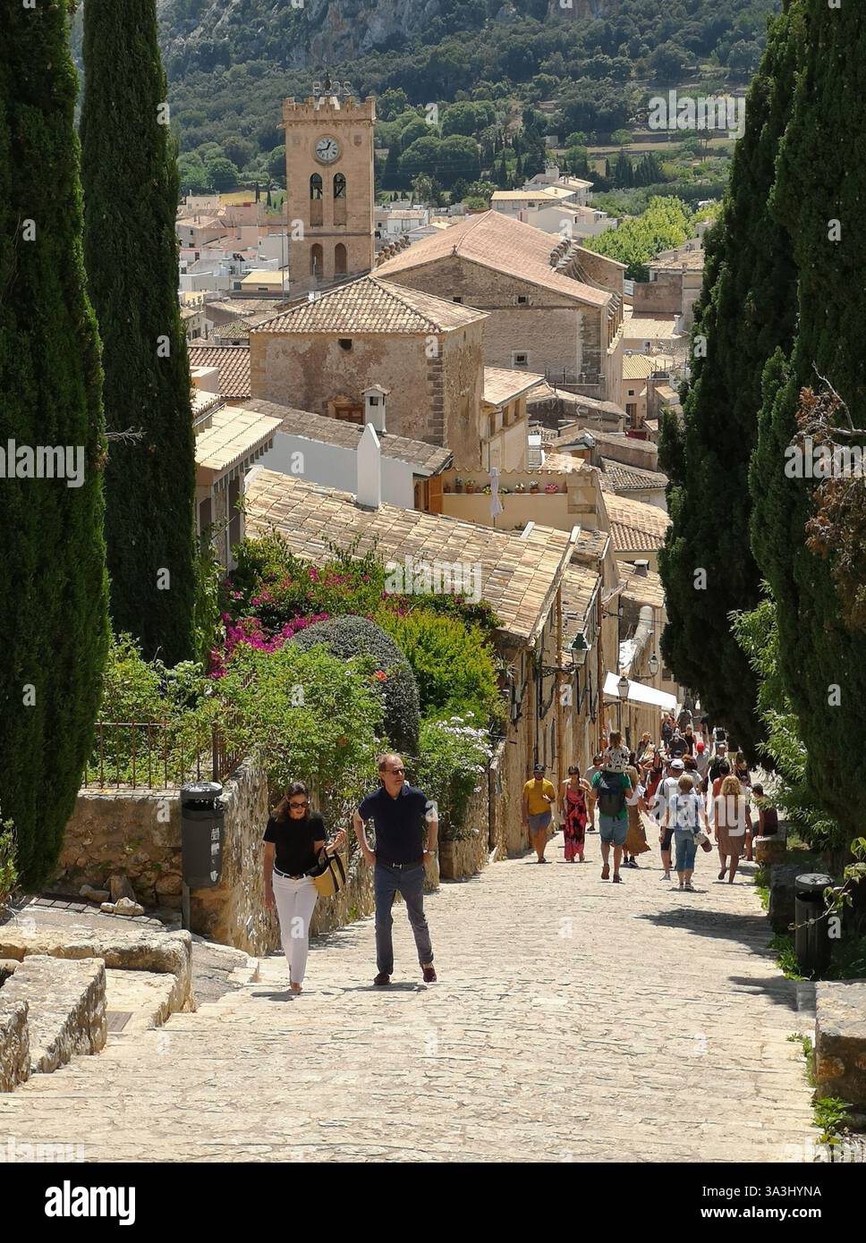 Calvari tritt in die Stadt Pollensa (Pollenca) auf Mallorca - Smartphone-aufgenommenes Stockfoto
