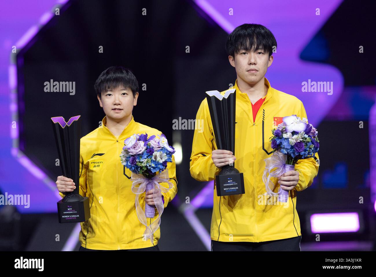 Chongqing, China. März 2025. Sun Yingsha (L) und Wang Chuqin aus China posieren für Fotos während der Verleihung der WTT Champions Chongqing 2025 in Chongqing, Südwest-China, 16. März 2025. Quelle: Huang Wei/Xinhua/Alamy Live News Stockfoto