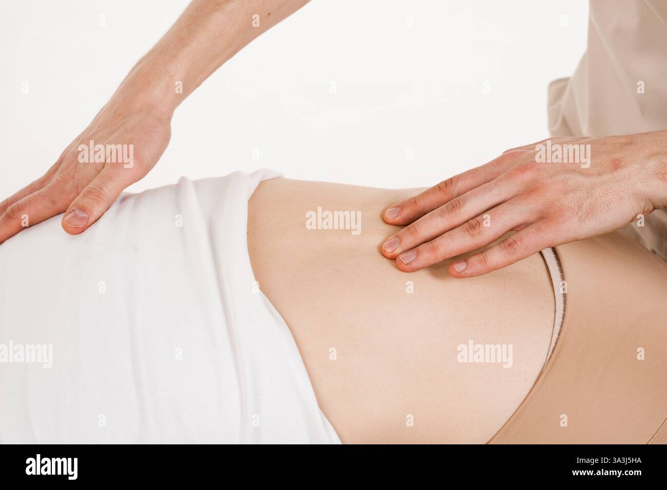 Skoliose ist eine seitliche Krümmung der Wirbelsäule. Orthopädischer Traumatologe untersucht Skoliose der Wirbelsäule auf weißem Hintergrund Stockfoto