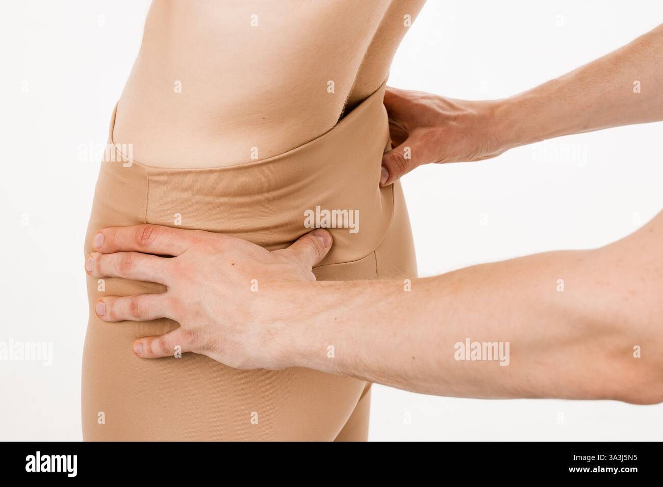 Untersuchung der skoliotischen Deformität der Lendenwirbelsäule. Skoliose ist eine seitliche Krümmung der Wirbelsäule. Orthopädischer Traumatologe untersucht Skoliose von Stockfoto