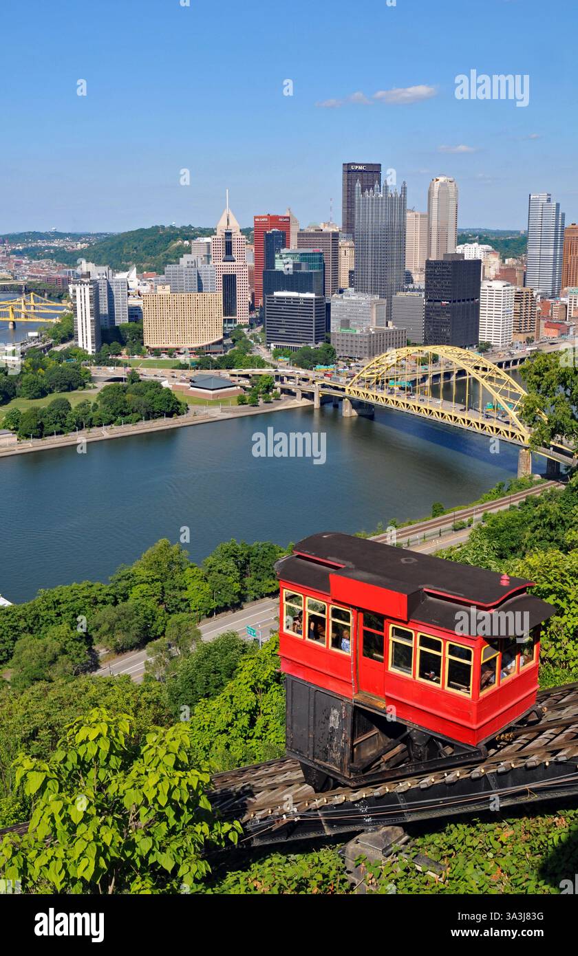 Die historische Duquesne Incline führt den Mount Washington hinauf und bietet einen malerischen Blick auf die Skyline von Pittsburgh und den Point State Park. Stockfoto