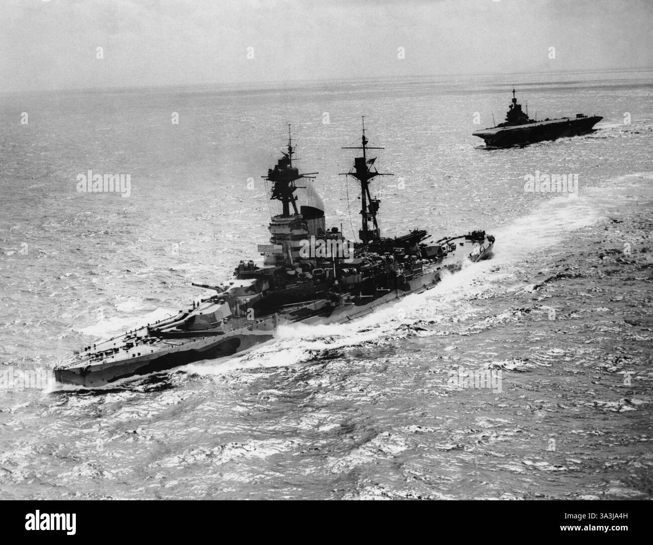 WWII Schiff - die Royal Navy während des Zweiten Weltkriegs HMS RESOLUTION und HMS FORMIDABLE der östlichen Flotte, die im Indischen Ozean segelte. Stockfoto