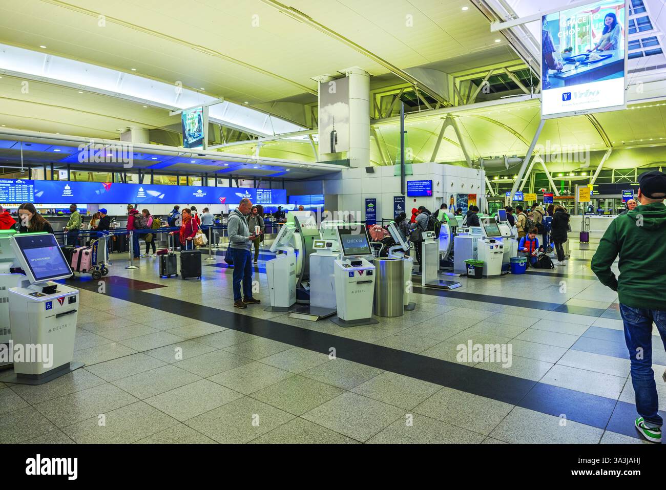 Der Check-in-Bereich am John F Kennedy Airport ist voll, Passagiere nutzen die Kioske von Delta Airlines. New York. USA. Stockfoto