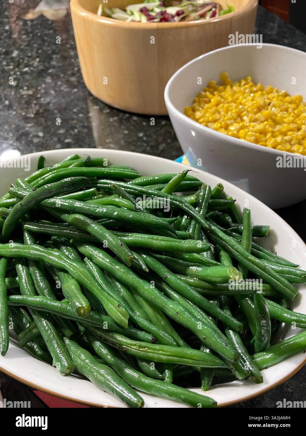 Sautierte grüne Bohnen in einer Servierplatte auf einer Küchentheke, 2024, USA Stockfoto
