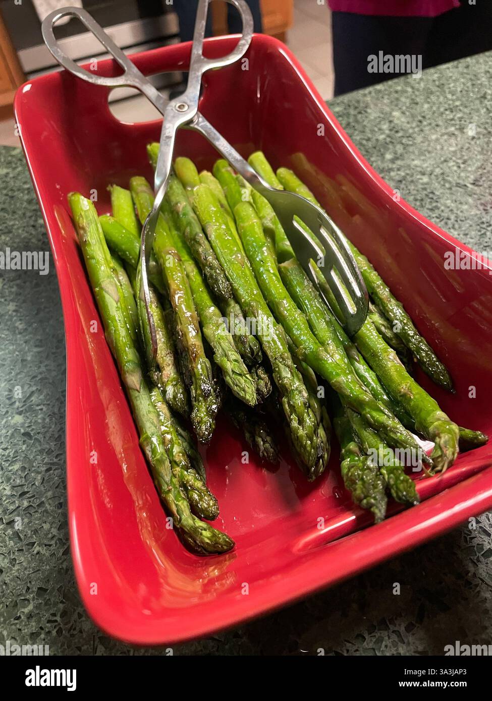 Gebratener frischer Spargel in einer Servierplatte auf einer Küchenzeile, 2024, USA Stockfoto