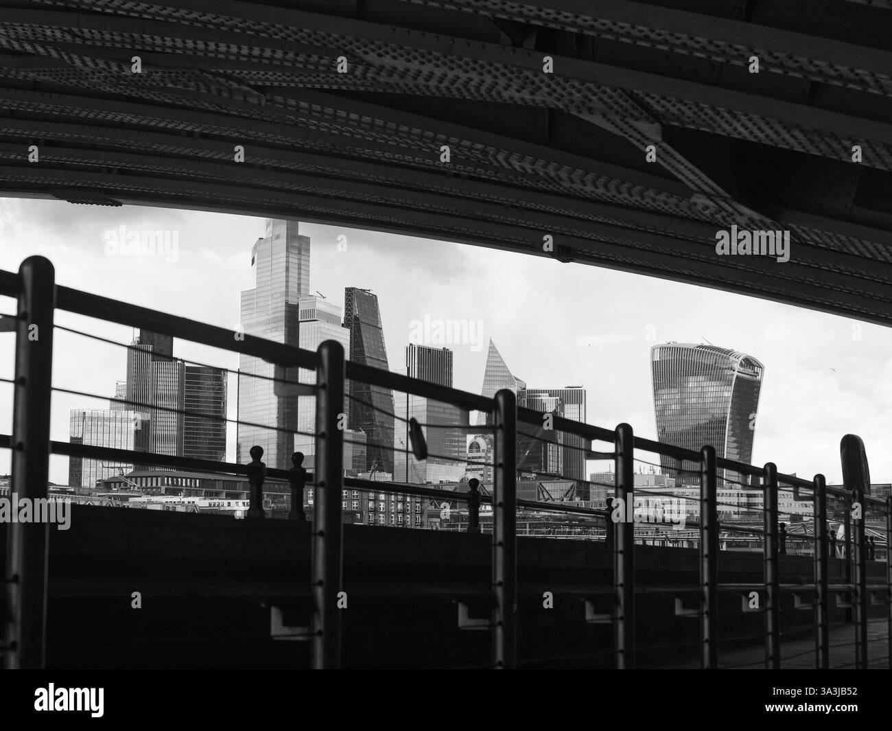 Moderne Architektur mit Wolkenkratzern, von der Blackfriars Bridge in London aus gesehen, März 2025. Schwarzweiß Stockfoto