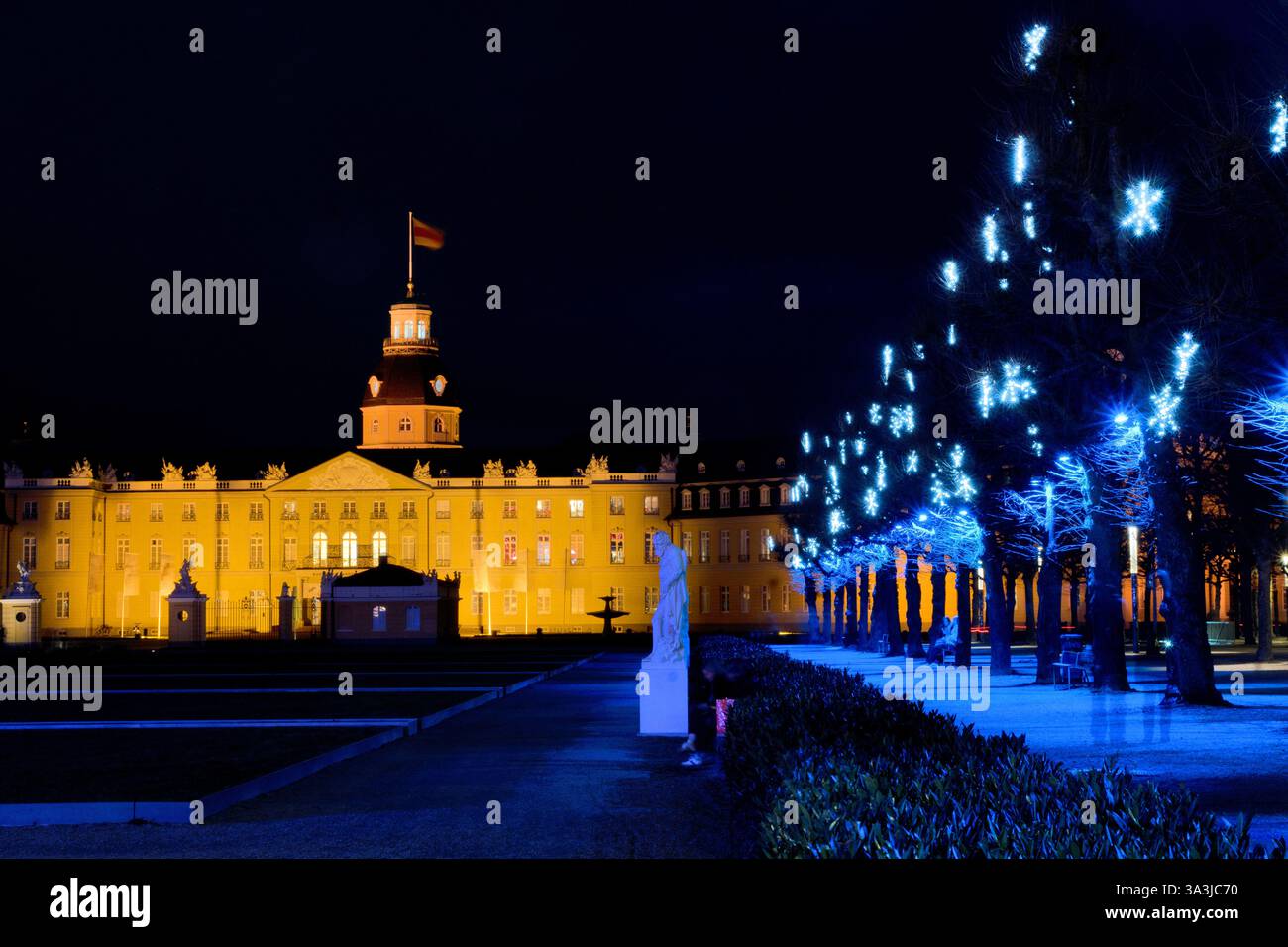 Karlsruhe, 21. Dezember 2024: Schloss mit festlicher Beleuchtung zu weihnachten Stockfoto