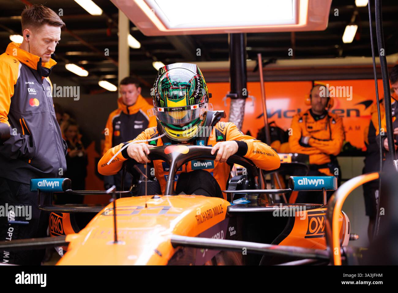 Melbourne, Australien. März 2025. Oscar Piastri aus Australien und das McLaren Formel-1-Team steigen auf dem Albert Park Grand Prix in sein Auto vor dem Formel-1-Rennen von Australien ein. Quelle: SOPA Images Limited/Alamy Live News Stockfoto