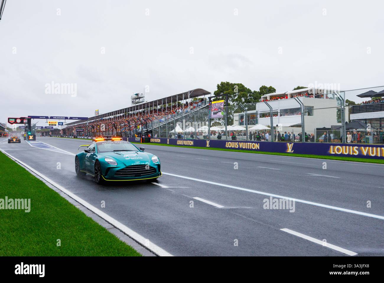 Melbourne, Australien. März 2025. Der Safety Car führt das Feld nach einem frühen Unfall während des F1 Grand Prix von Australien auf dem Albert Park Grand Prix Circuit durch die Boxengasse. Quelle: SOPA Images Limited/Alamy Live News Stockfoto