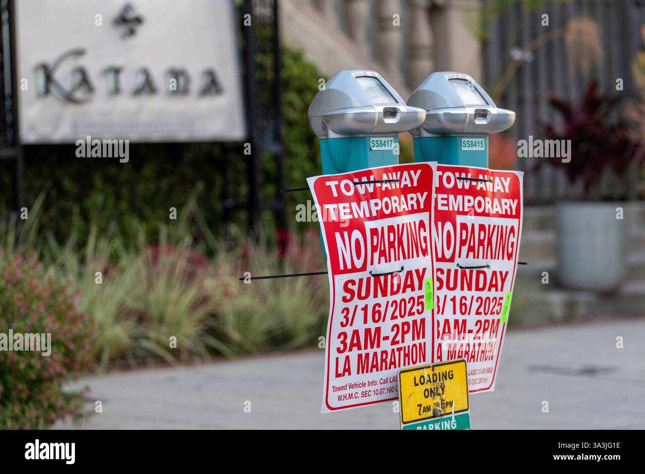 Parkbeschränkungen am Sunset Blvd. Während des LA-Marathons. Los Angeles, USA. März 2025. 2025 Los Angeles Marathon/Mile 14 Credit: Todd Felderstein/Alamy Live News Stockfoto