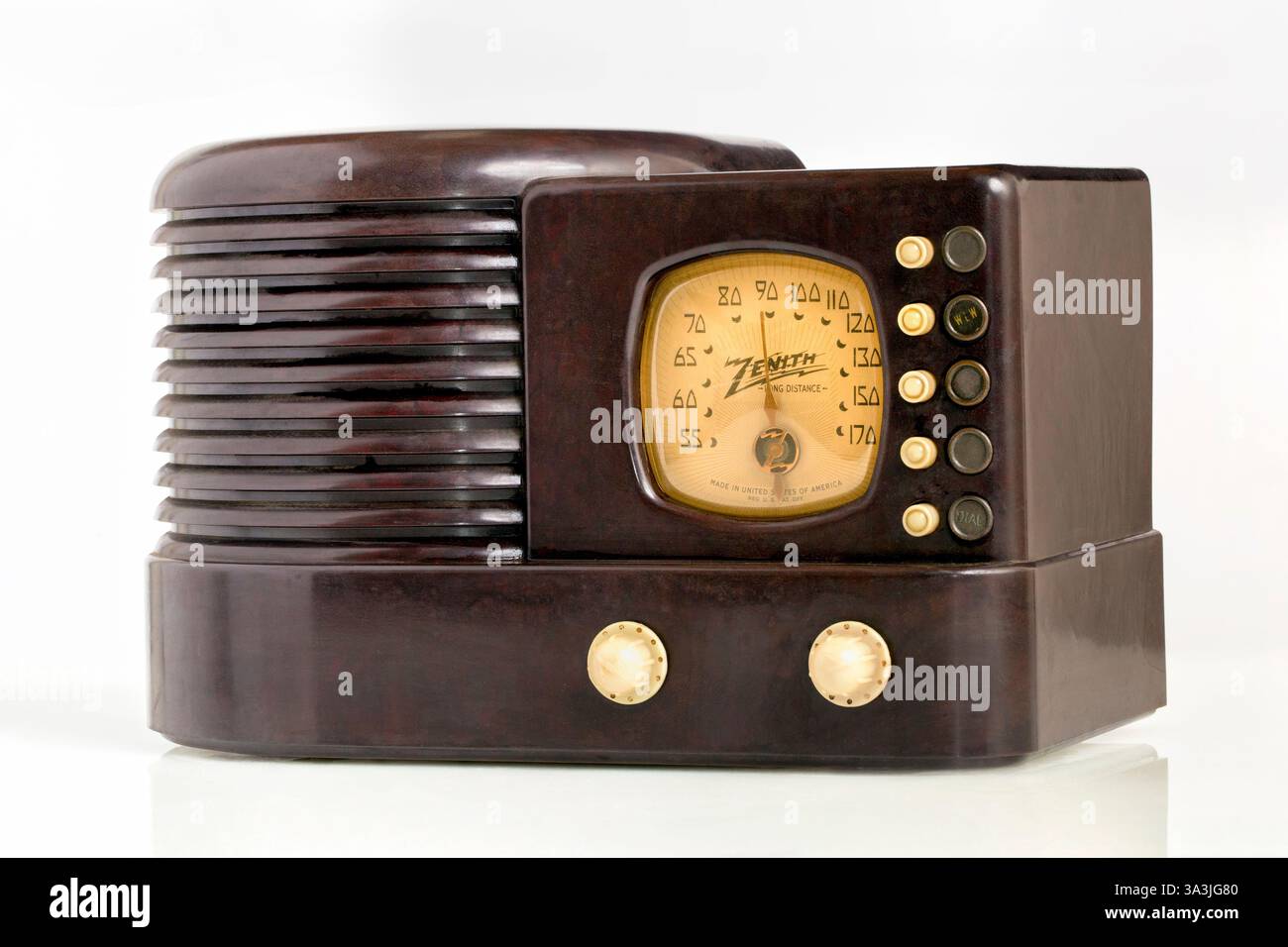 Ein original Vintage 1939 Röhren Zenith Modell 5-R-312 Bakelite AM Tischradio - das Radio verfügt über eine automatische Tuningsteuerung mit Tip-Touch-Funktion und einem Senderband Stockfoto