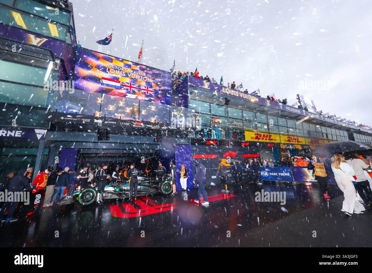 Melbourne, Australien. März 2025. Nach dem F1 Grand Prix von Australien auf dem Albert Park Grand Prix Circuit fällt heftiger Regen in die Boxengasse. Quelle: SOPA Images Limited/Alamy Live News Stockfoto