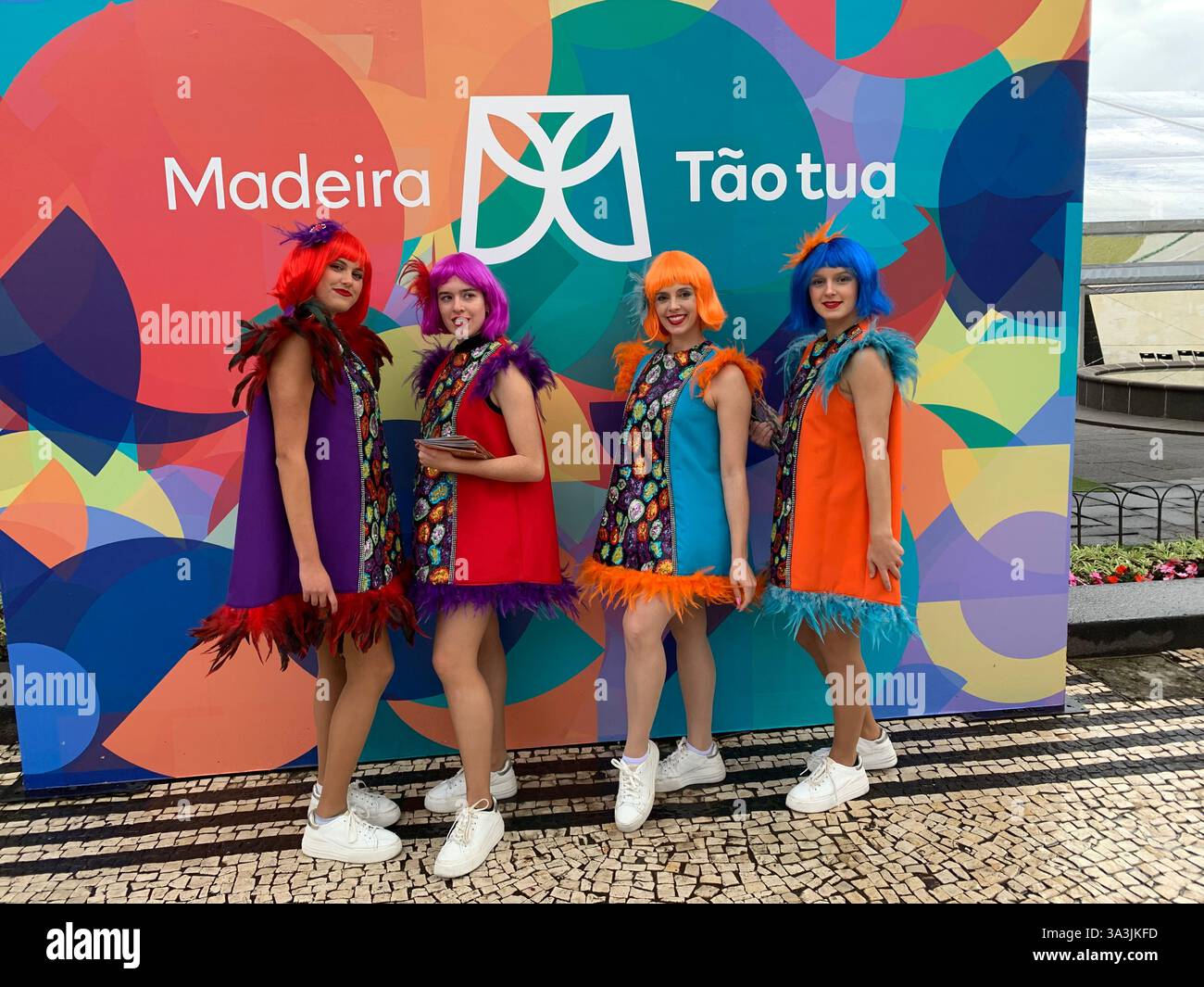 Teneriffa Karneval Kanarische Inseln Spanien Wetter heiße sonnige Menschen glückliches freundliches Getränk Trinken Stil Tourismus Touristen Restaurant Essen Essen außerhalb - Smartphone-aufgenommenes Stockfoto