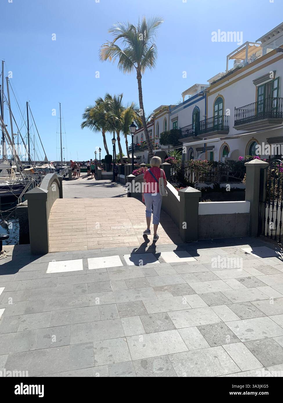 Teneriffa Karneval Kanarische Inseln Spanien Wetter heiße sonnige Menschen glückliches freundliches Getränk Trinken Stil Tourismus Touristen Restaurant Essen Essen außerhalb - Smartphone-aufgenommenes Stockfoto