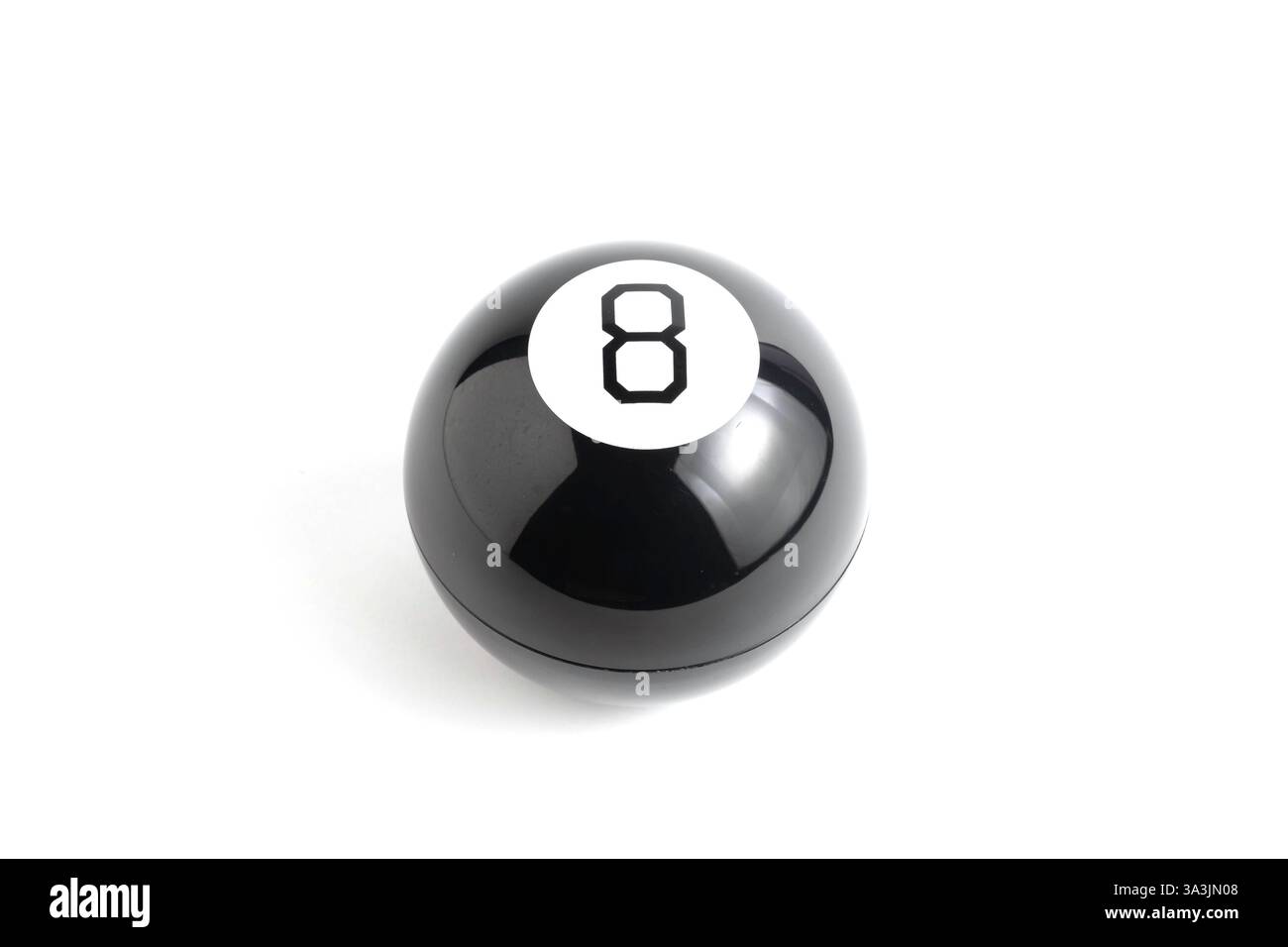 Billardball Nummer 8 isoliert auf weißem Hintergrund. Draufsicht Stockfoto