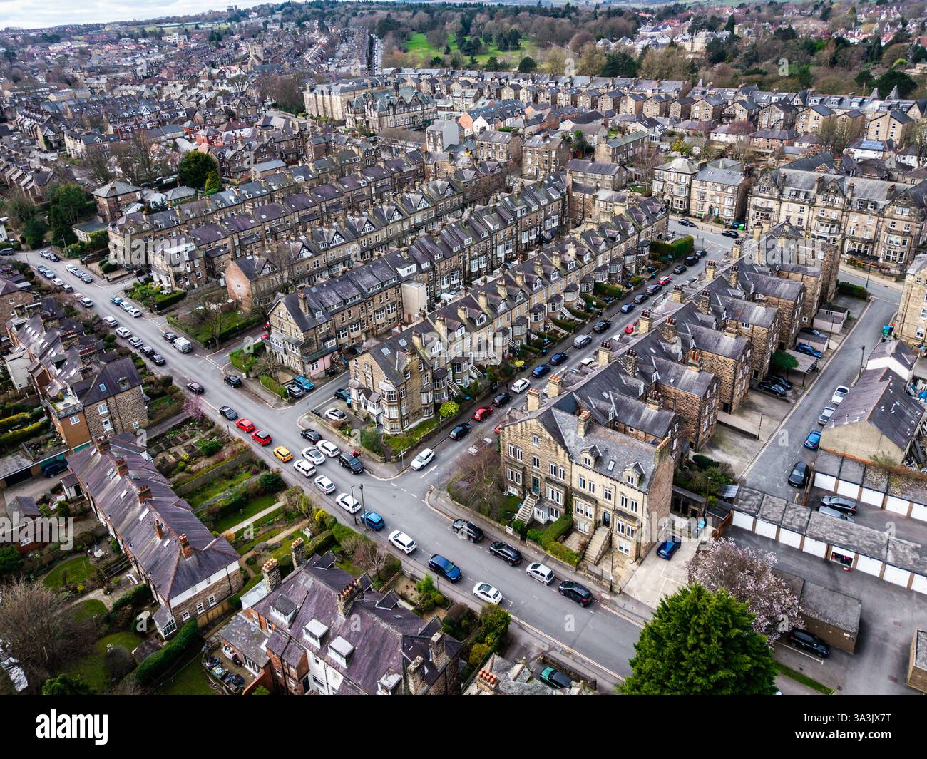 Panoramablick auf exklusive vierstöckige viktorianische Stadthäuser in einer exklusiven Gegend von Harrogate in North Yorkshire, Großbritannien genannt Cold Bath Road Stockfoto