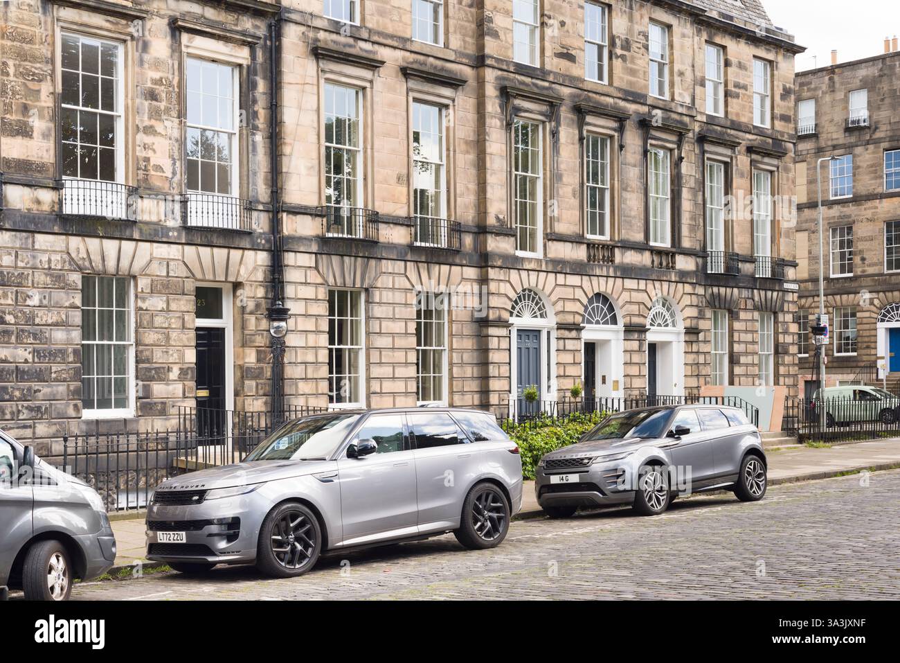 Edinburgh, Großbritannien - 29. Mai 2024. Range Rovers parkten vor georgianischen Stadthäusern in New Town, Edinburgh, Schottland Stockfoto
