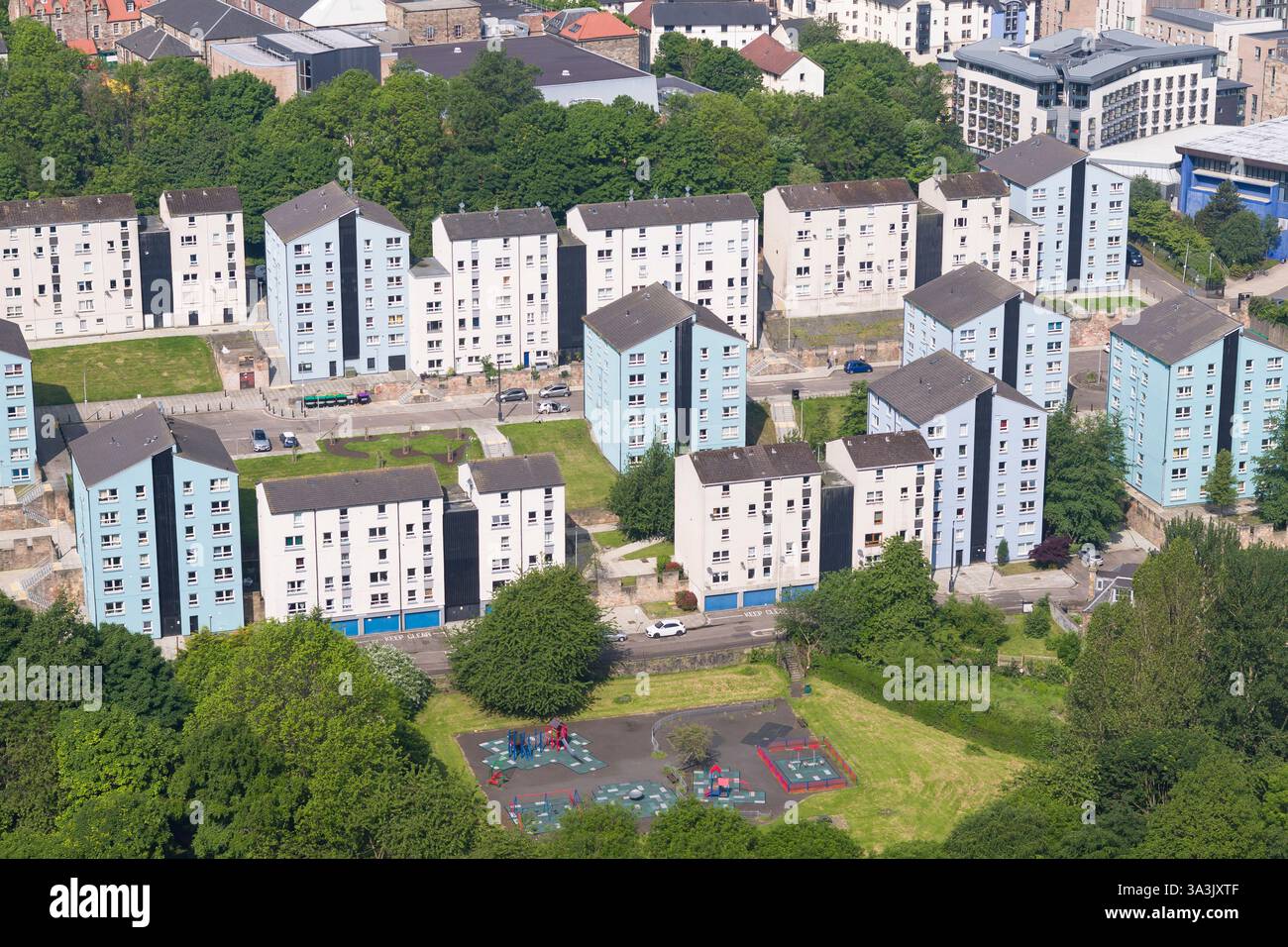 Edinburgh, Großbritannien - 31. Mai 2024. Blick auf die hohen Wohnhäuser in Edinburghs Dumbiedykes-Gegend, umgeben von Grün. Stockfoto