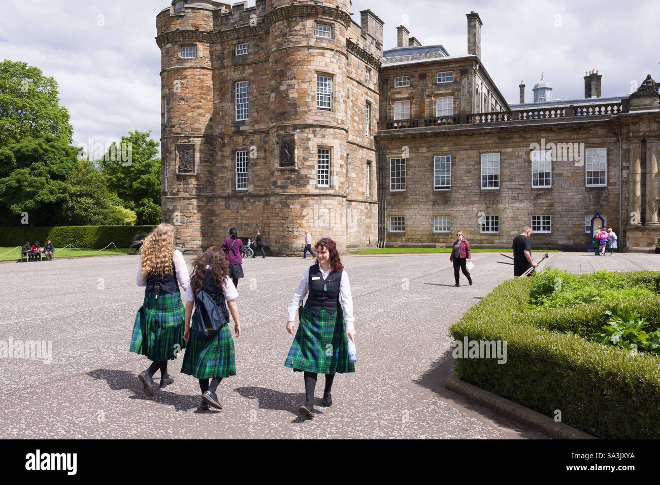 Edinburgh, Großbritannien - 30. Mai 2024. Der historische Palace of Holyroodhouse in Edinburgh, Großbritannien, mit uniformierten Mitarbeitern in Schottenröcken und Besuchern, die die erkunden Stockfoto