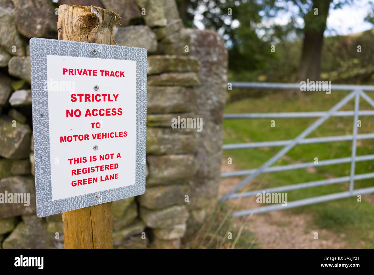Yorkshire Dales, Großbritannien - 14. September 2024. Ein Schild auf dem öffentlichen Fußweg in Großbritannien, auf dem kein Zugang zu Kraftfahrzeugen, keine registrierte grüne Spur angegeben ist. Stockfoto
