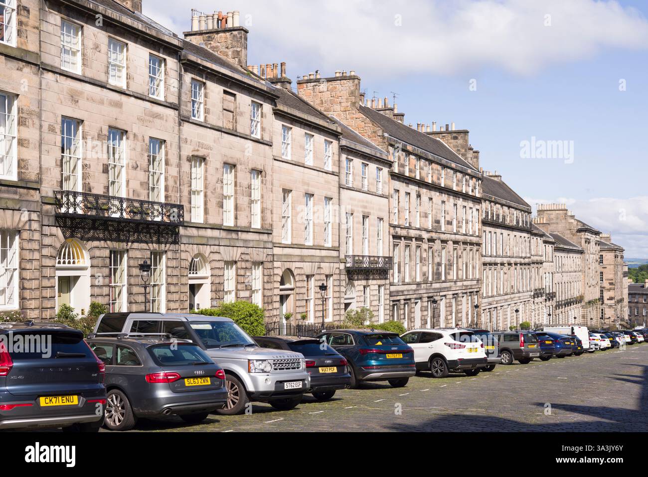 Edinburgh, Großbritannien - 29. Mai 2024. Autos parken vor georgianischen Reihenhäusern in New Town, Edinburgh, Schottland Stockfoto