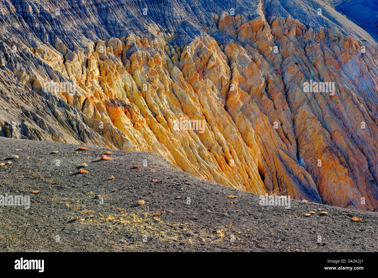Tiefe Schluchten, die durch Wassererosion an der Ostwand des Ubehebe Kraters im Death Valley National Park, Kalifornien, USA verursacht wurden Stockfoto