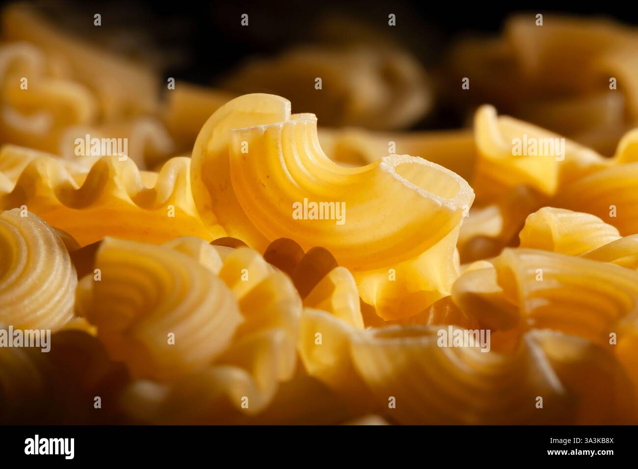 Nudelwappen auf schwarzem Hintergrund Stockfoto