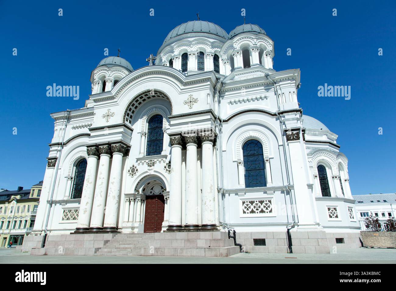 Der Blick auf die Kirche St. Michael des Erzengels aus dem 19. Jahrhundert in der Innenstadt von Kaunas (Litauen). Stockfoto