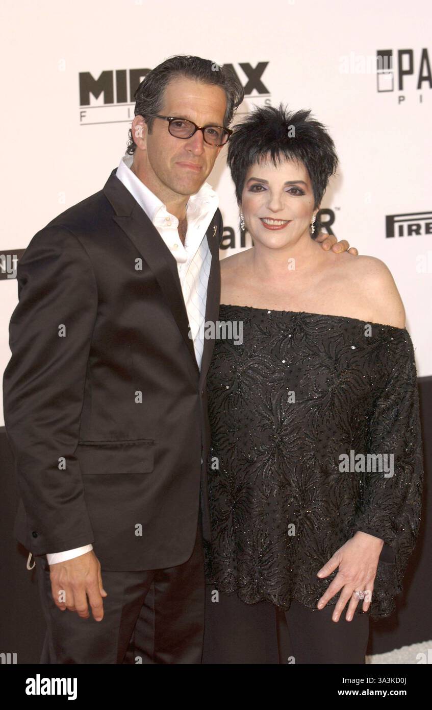 KENNETH COLE & liza minnelliamfAR Cinema Against AIDS 2005, 58. Internationales Filmfestival von Cannes, Cannes, Frankreich, 19. Mai 2005. Halbes trägerloses schwarzes Kleid minnelli Ref: FIN www.capitalpictures.com sales@capitalpictures.com ©Steve Finn/Capital Pictures Stockfoto