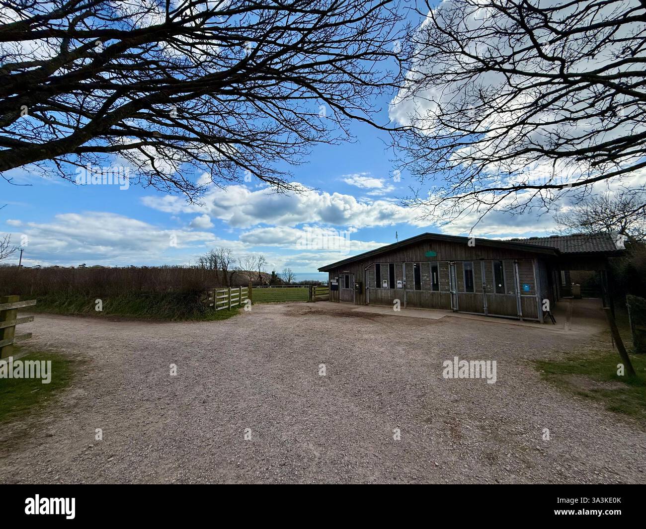 Scheune und Paddocks - The Esel Sanctuary, Sidmouth, Devon - Smartphone-aufgenommenes Stockfoto