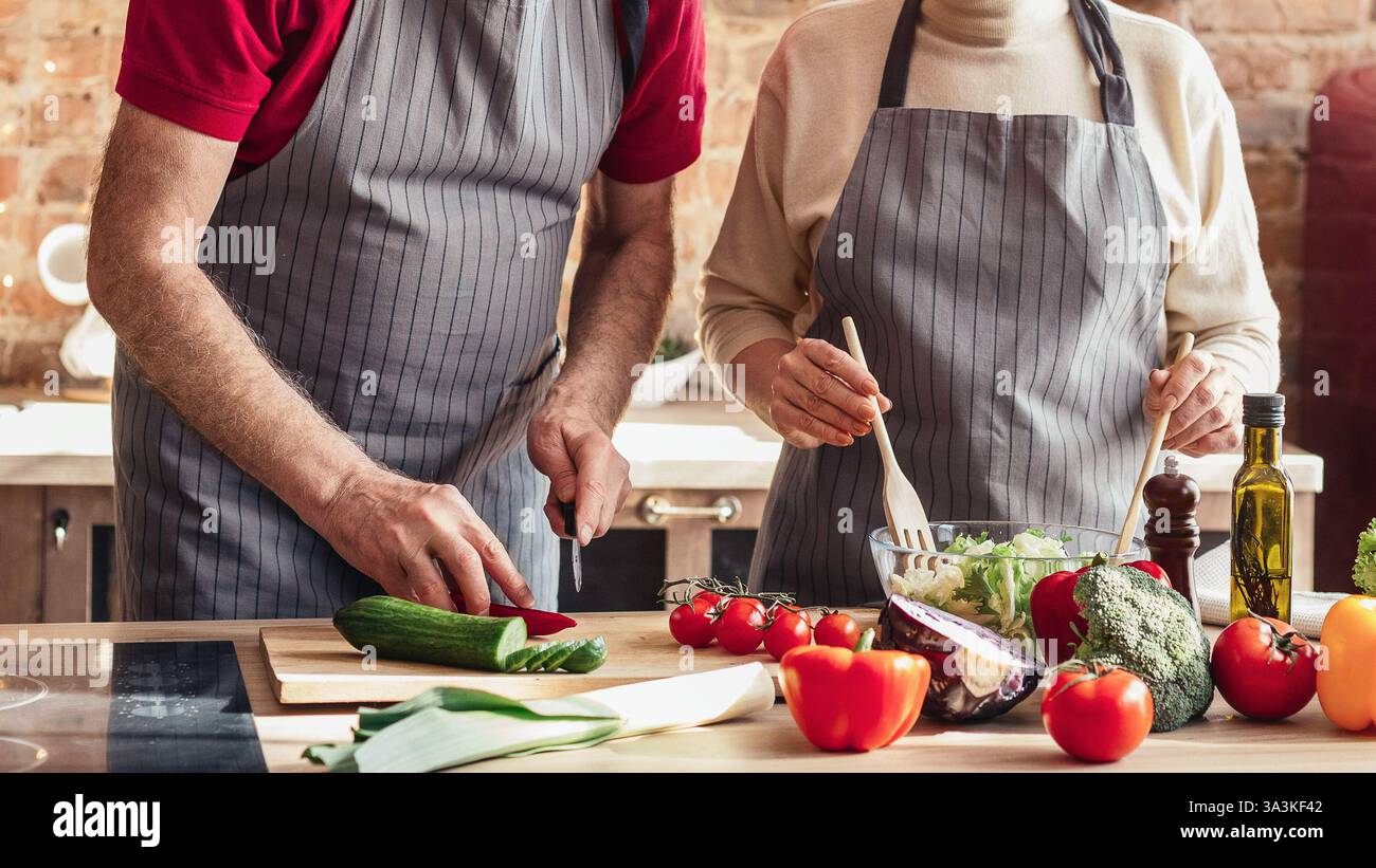 Gerne älteres Paar Kochen gemeinsam auf Küche Stockfoto