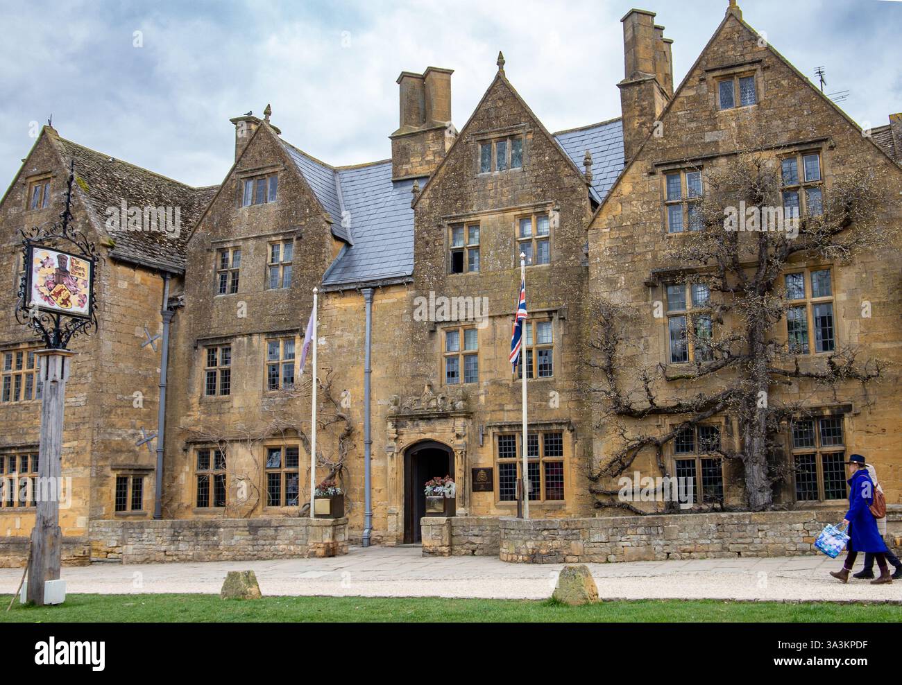 Historisches Steingebäude mit steilen Dächern und Schornsteinen, mit Fahnen geschmückt, in einem malerischen Dorf am Lygon Arms Broadway Stockfoto