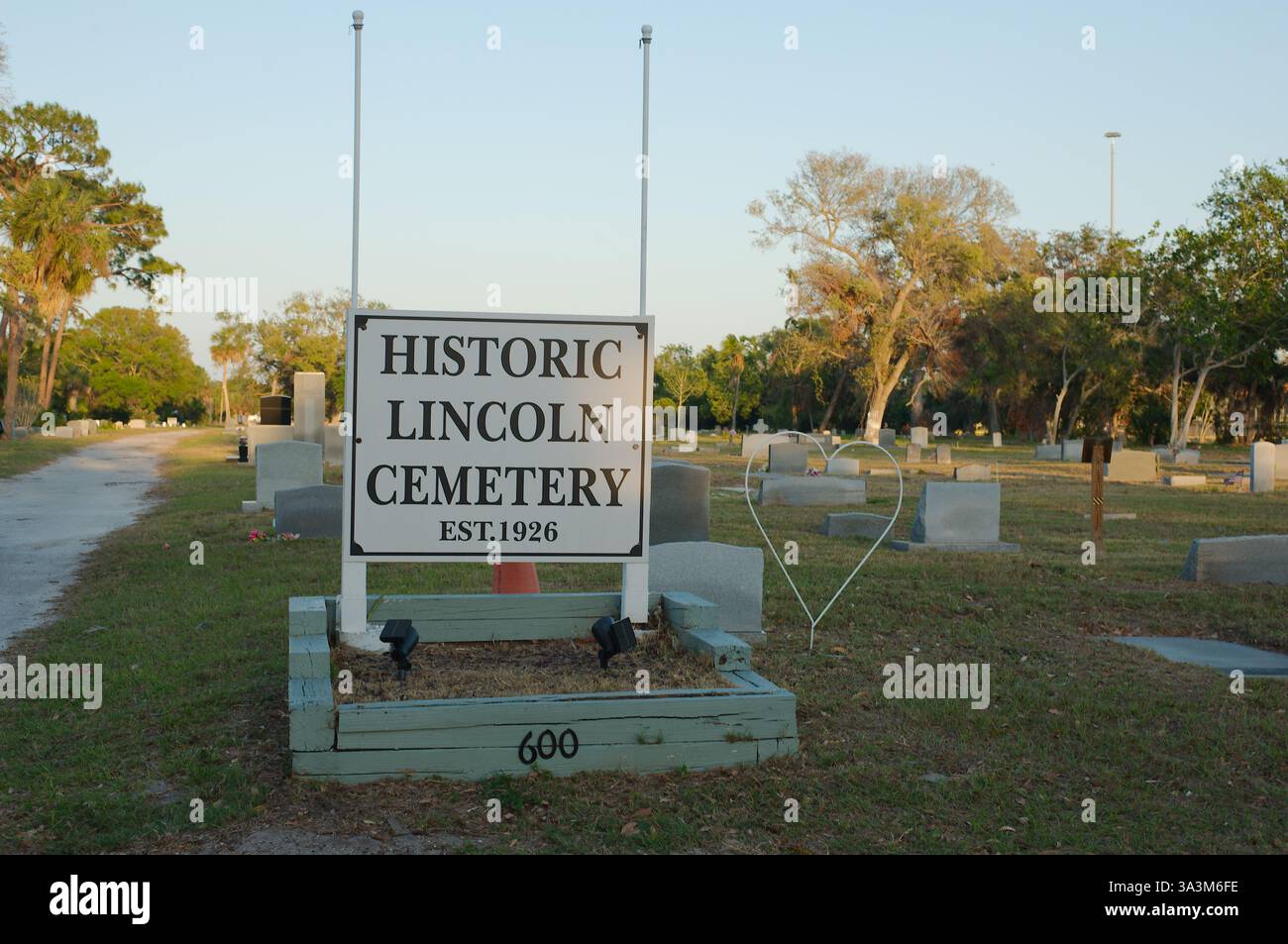 Schild für Historic Lincoln Cemetery St. Petersburg, FL, USA, nur zur redaktionellen Verwendung am 15. März 2025. Gegründet im Jahr 1926. Dieser Friedhof diente als Primar Stockfoto