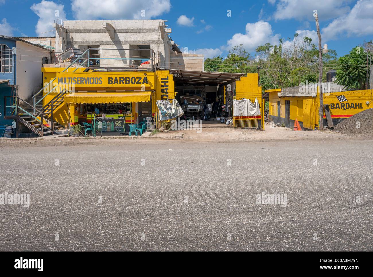 Limones, Quintana Roo, Mexiko – 4. März 2025: Außenanlage einer Fahrzeugreparatur an der Hauptstraße des Dorfes Stockfoto