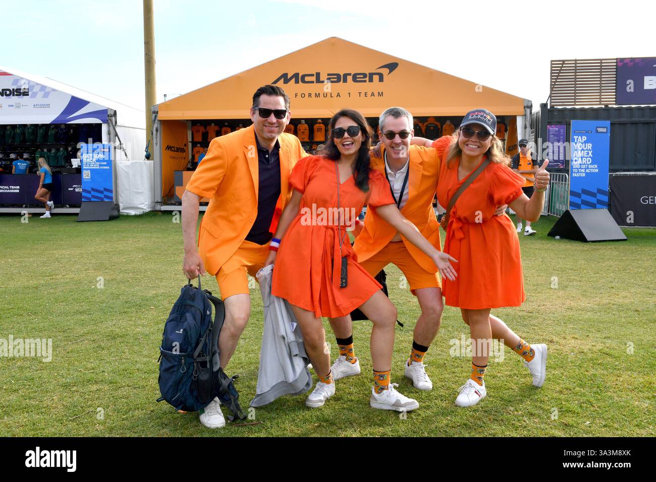 McLaren männliche und weibliche Fans in Orange vor dem McLaren Merchandise Shop Formula One World Championship Melbourne, Australien. Stockfoto