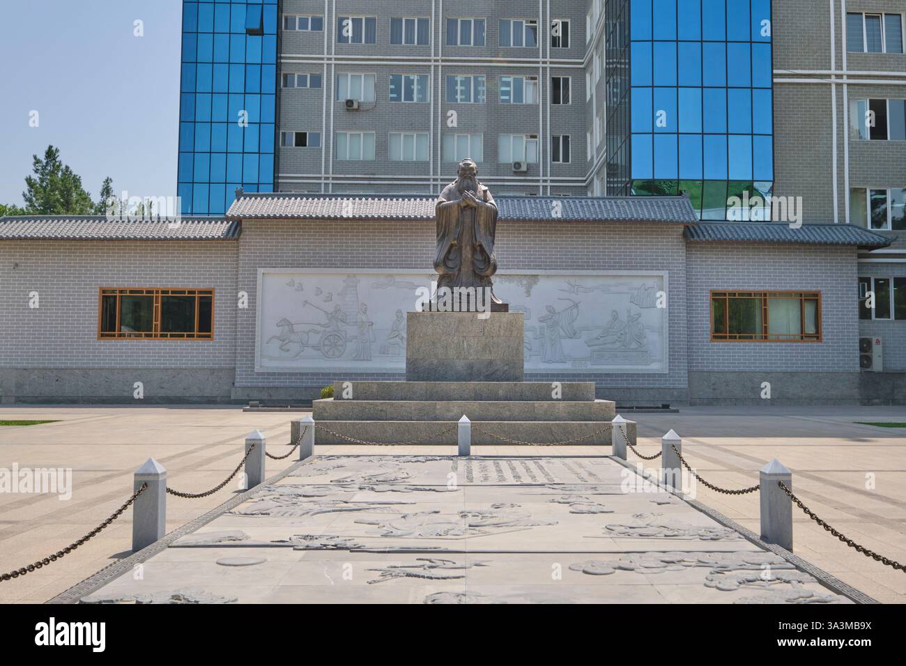 Die große Statue des Konfuzius im vorderen Innenhof. An der Samarkand State University of International Education in Samarkand, Usbekistan. Stockfoto