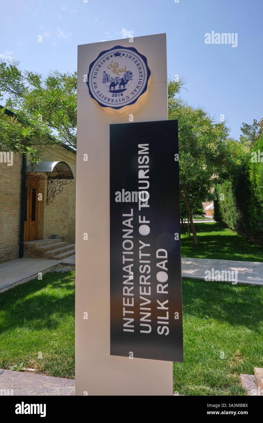 Das Schild für die Internationale Universität für Tourismus in Samarkand, Usbekistan. Stockfoto