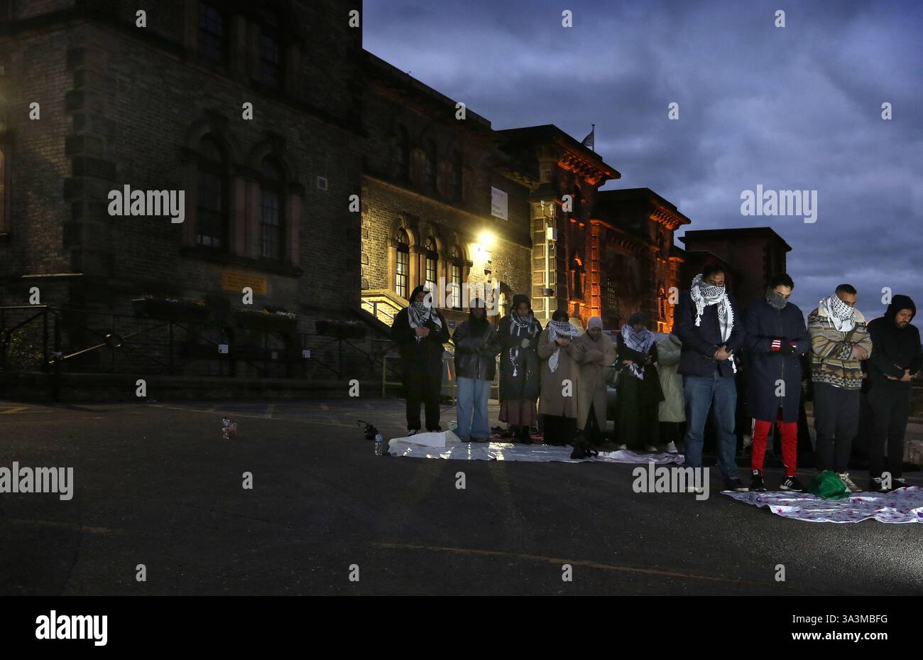 London, England, Großbritannien. März 2025. Während des Protestes halten Unterstützer Abendgebet vor dem Gefängnis Wandsworth ab. Familie und Freunde der Palästinensischen Aktion politische Gefangene kommen zusammen, um gegen ihre fortgesetzte Inhaftierung ohne Gerichtsverfahren im HMP Wandsworth in London zu protestieren und alle "˜Filton 18" zu unterstützen. Vier der˜Filton 18 finden in Wandsworth Sean Middleborough, Ian Sanders, William Plastow und Jordan Devlin statt. Quelle: ZUMA Press, Inc./Alamy Live News Stockfoto