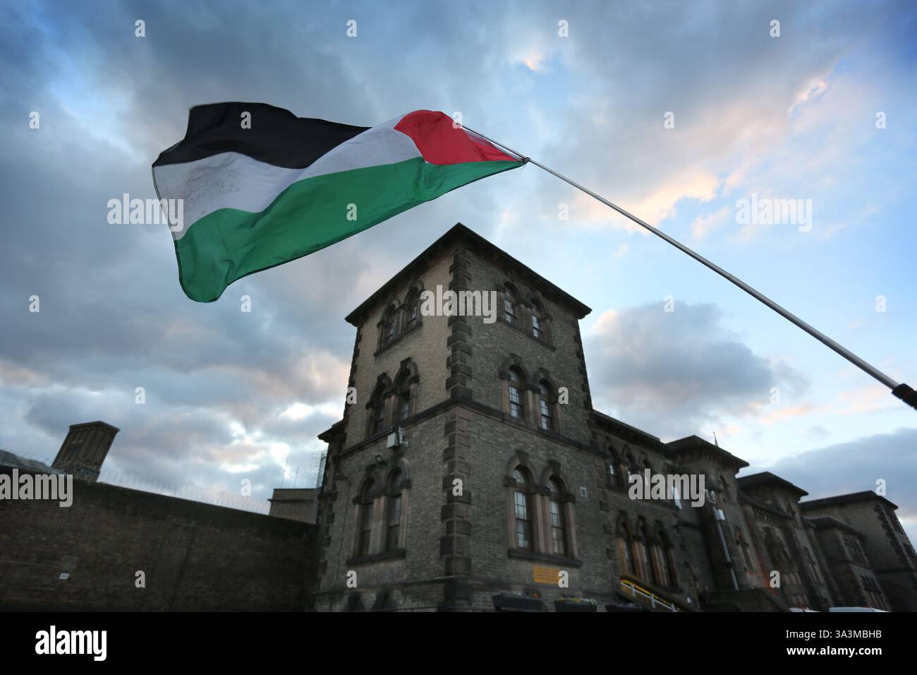London, England, Großbritannien. März 2025. Während des Protestes fliegt die palästinensische Flagge über dem Gefängnis Wandsworth. Familie und Freunde der Palästinensischen Aktion politische Gefangene kommen zusammen, um gegen ihre fortgesetzte Inhaftierung ohne Gerichtsverfahren im HMP Wandsworth in London zu protestieren und alle "˜Filton 18" zu unterstützen. Vier der˜Filton 18 finden in Wandsworth Sean Middleborough, Ian Sanders, William Plastow und Jordan Devlin statt. Quelle: ZUMA Press, Inc./Alamy Live News Stockfoto